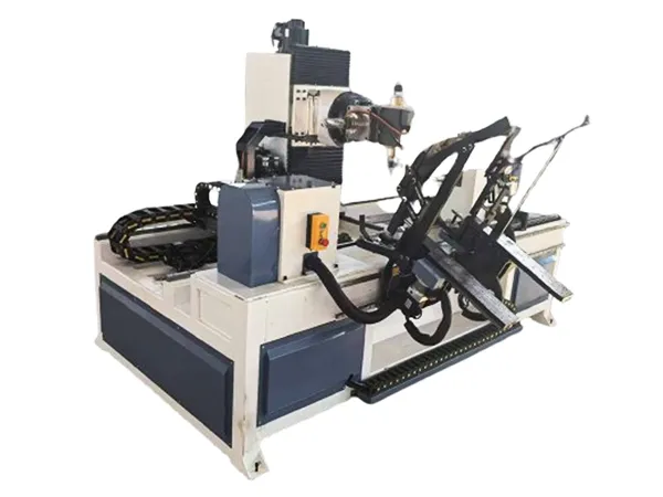 Torno CNC para madera de 5 ejes