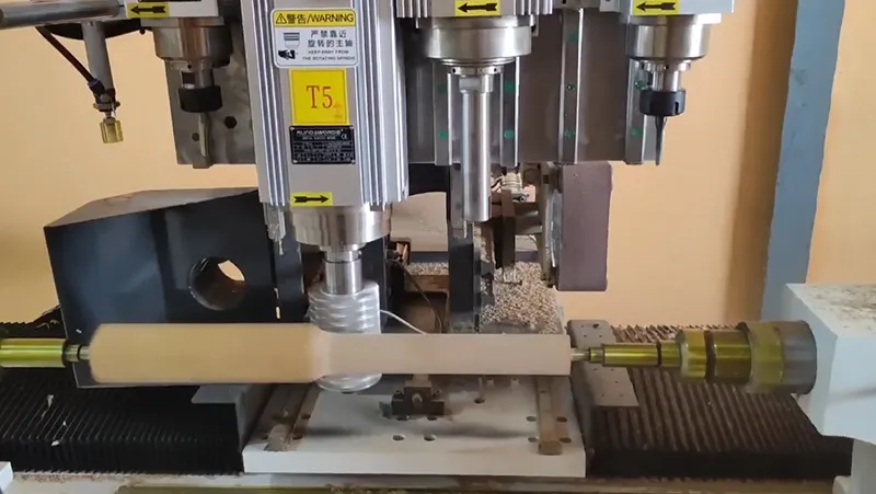 Torno CNC para madera de 4 ejes