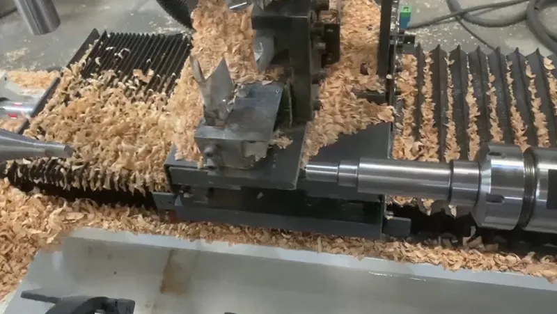 Torno CNC para madera de 4 ejes