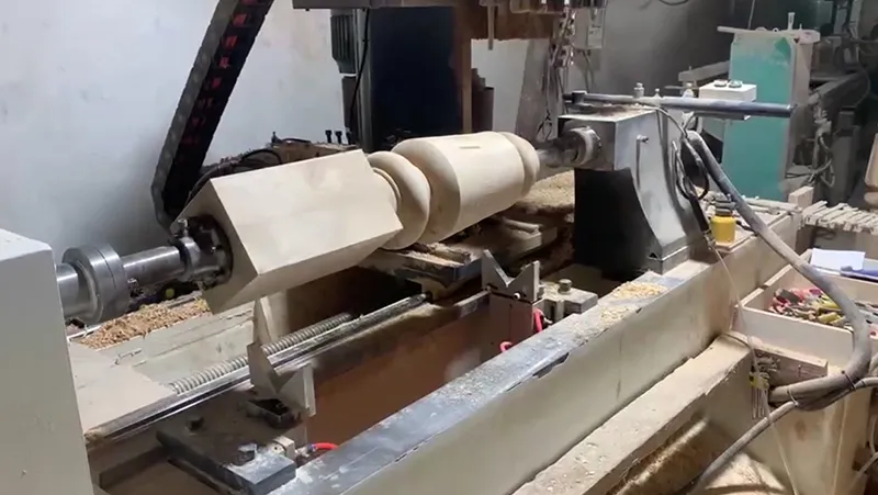 Torno CNC para madera de 4 ejes