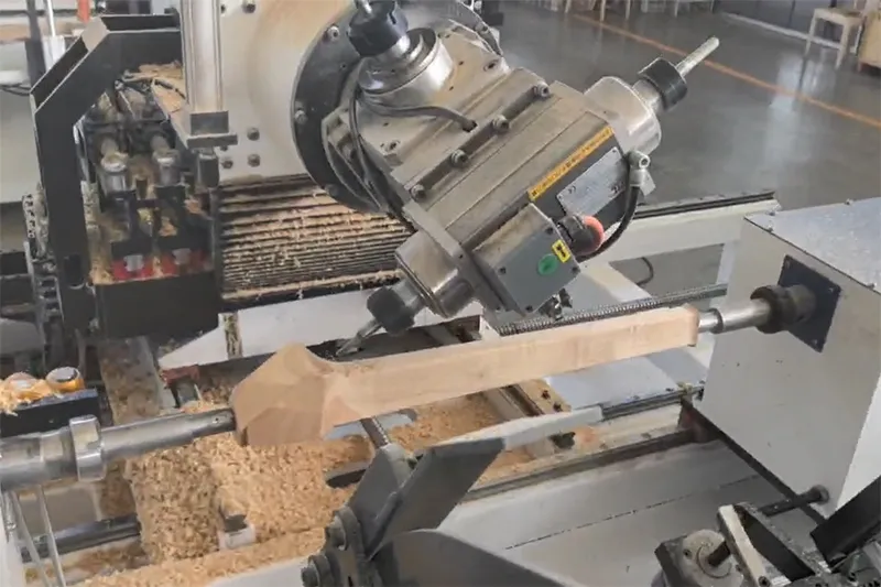 Torno CNC para madera de 5 ejes