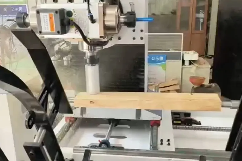 Torno CNC para madera de 5 ejes