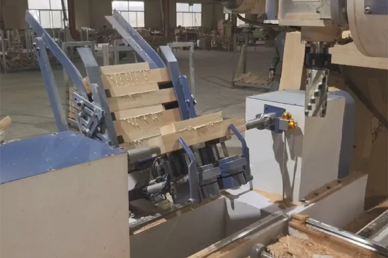 Torno CNC para madera de 5 ejes