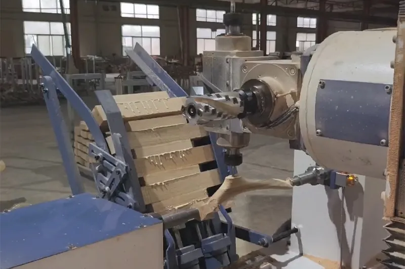 Torno CNC para madera de 5 ejes