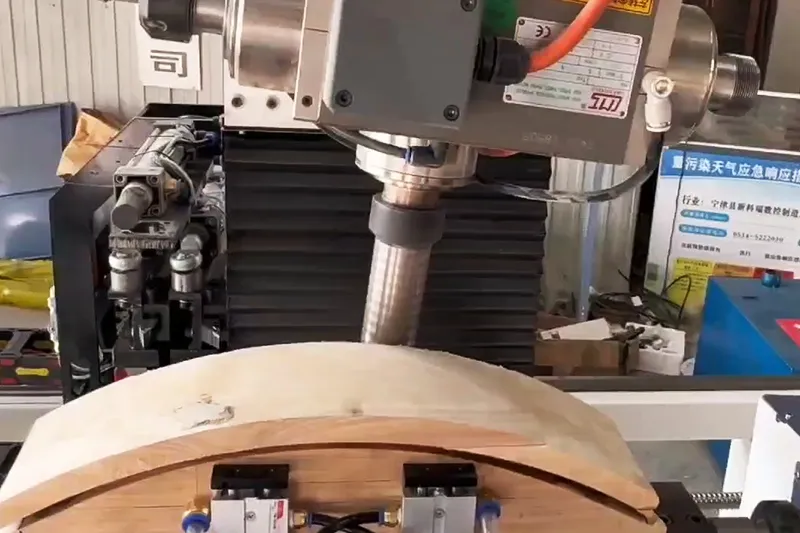 Torno CNC para madera de 5 ejes