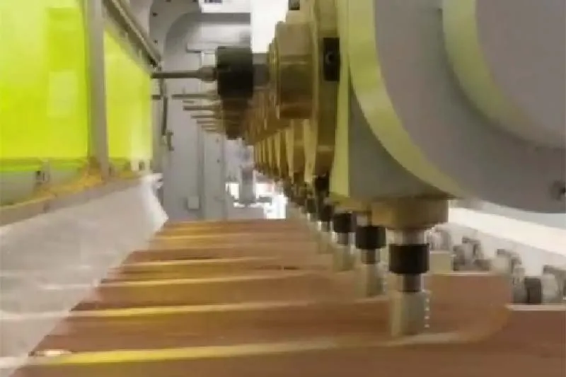 Centro de mecanizado CNC de 5 ejes, con 8 cabezales
