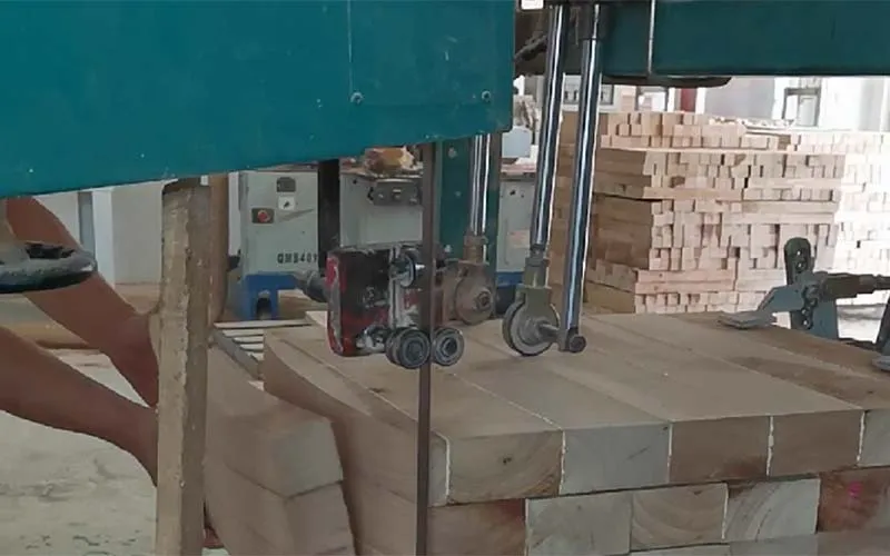 Sierra de cinta CNC