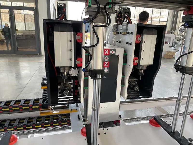 Mortajadora / espigadora CNC (con perforadora lateral)