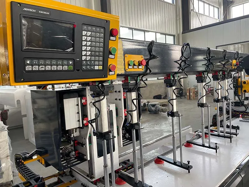 Mortajadora / espigadora CNC (con perforadora lateral)
